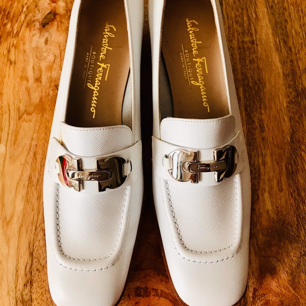 NWOT SALVATORE FERRAGAMO white FLAT shoes